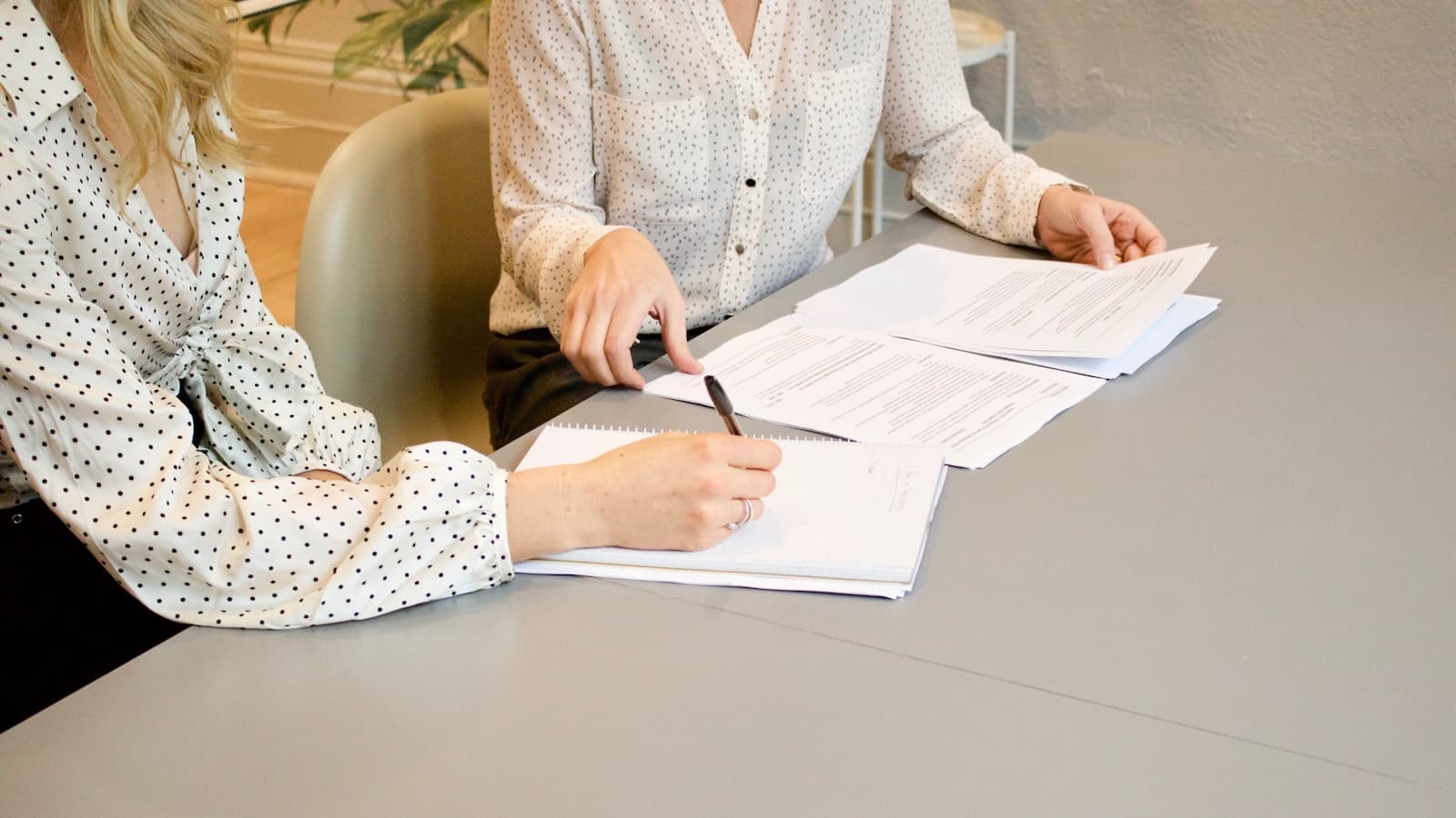 Comment vérifier l'attestation décennale d'un artisan avant de signer un devis